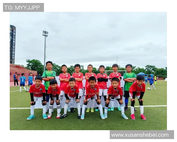 在看台上奔跑与足球明星亲密互动的精彩瞬间